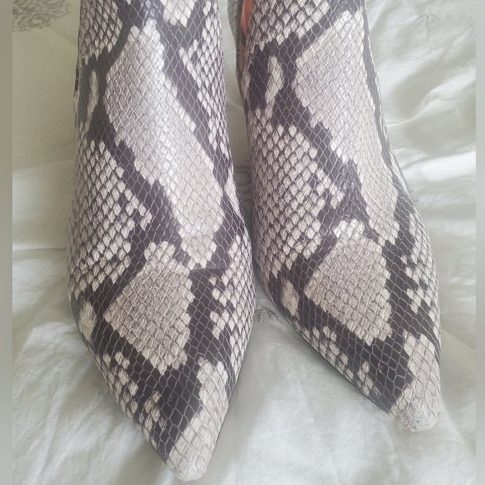 VINCE CAMUTO Women's Gray Snake Print Ankle Boots, Size 9